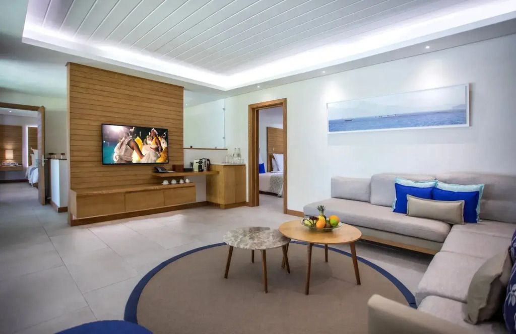 Geräumiger Wohnbereich mit Sitzecke und Fernseher