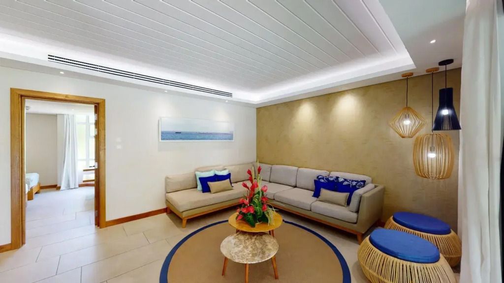 Elegantes Wohnzimmer in der Paradis Luxury Familie Suite mit Sofa und stilvoller Dekoration