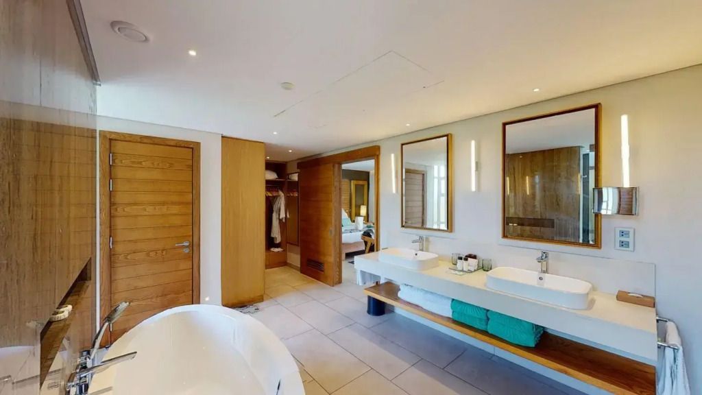 Modernes Badezimmer mit Doppelwaschbecken und freistehender Badewanne