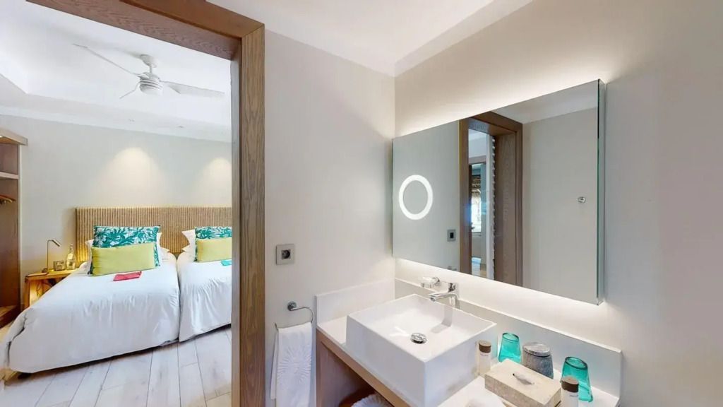 Badezimmer der Paradis Villa mit modernem Waschbecken und großem Spiegel