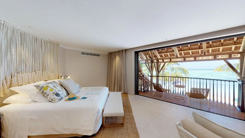 Geräumiges Schlafzimmer mit Meerblick und Zugang zu einem Balkon