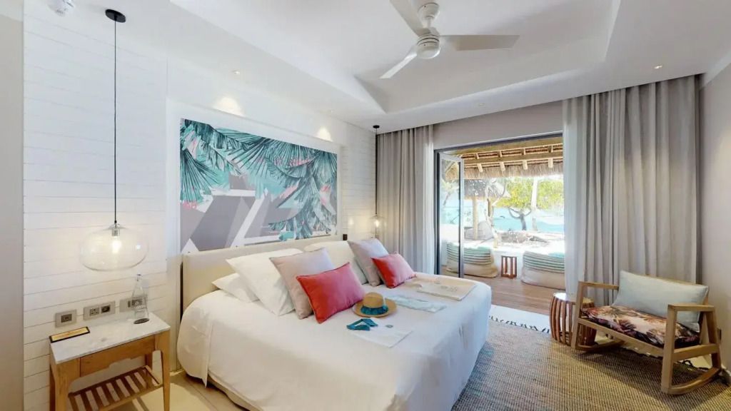 Helles Schlafzimmer mit modernen Dekorelementen und Blick auf den Ozean