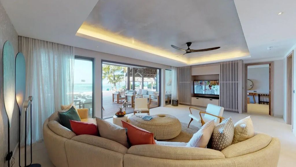 Luxuriöses Wohnzimmer mit direktem Zugang zur Terrasse und Blick auf den Strand