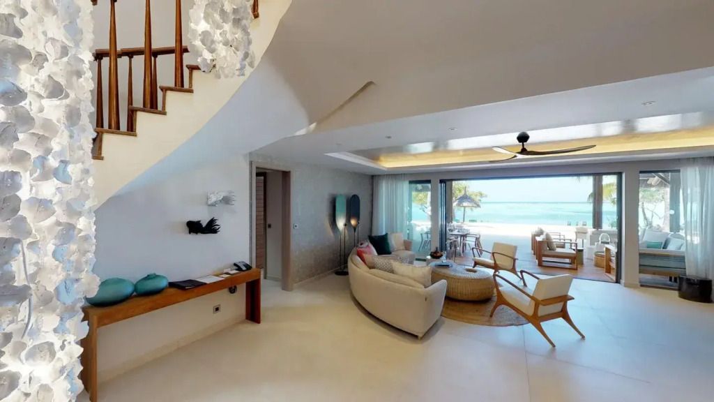 Eingangsbereich mit Blick auf stilvolles Wohnzimmer und Strand