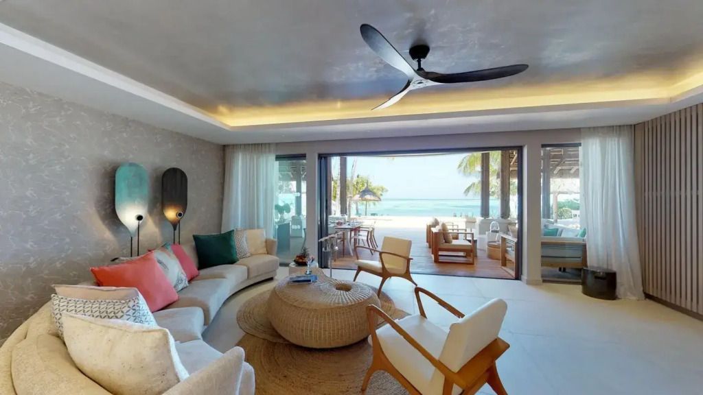 Eleganter Wohnbereich mit offener Terrasse und Meerblick