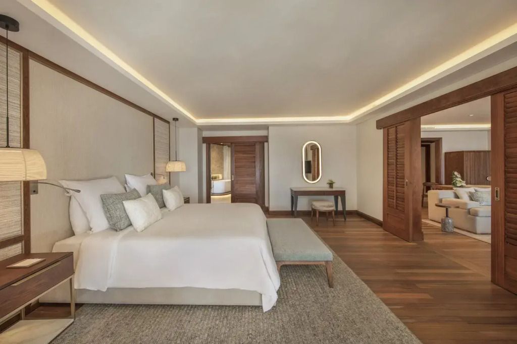 Elegantes Schlafzimmer mit großem Bett und stilvoller Beleuchtung