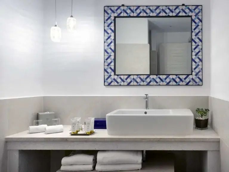 Modernes Badezimmer mit großem Waschbecken und elegantem Spiegel