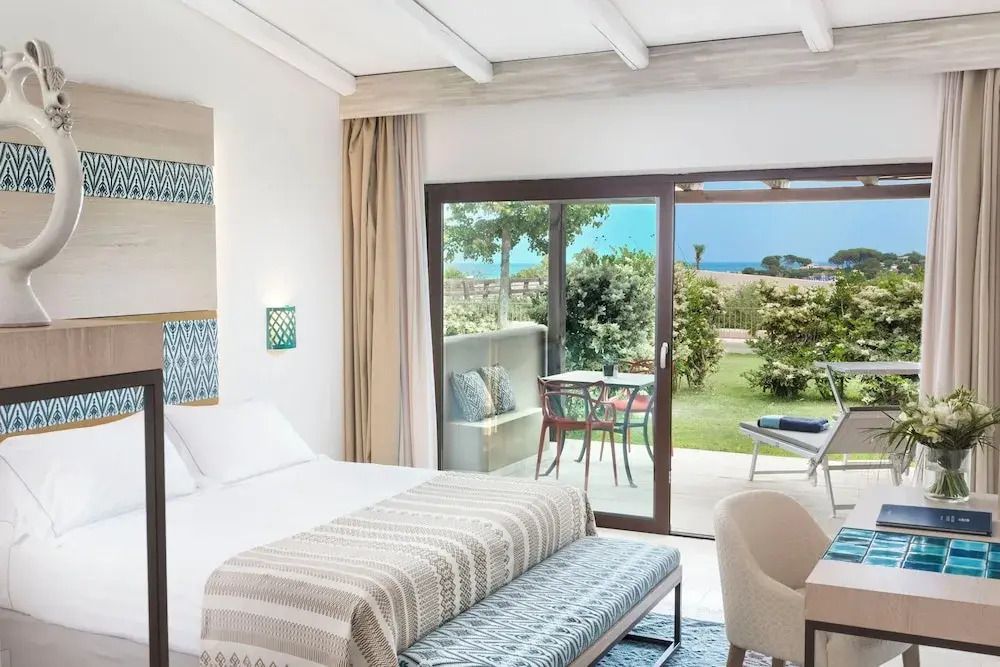 Helles Zimmer mit Doppelbett und Meerblick in einem Luxusresort