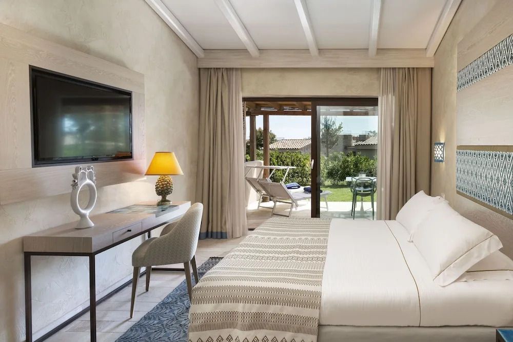 Komfortables Schlafzimmer mit Zugang zur Terrasse und modernem Dekor