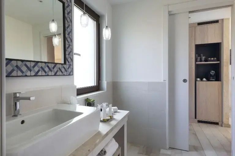 Modernes Badezimmer mit stilvollen Details und Tageslicht