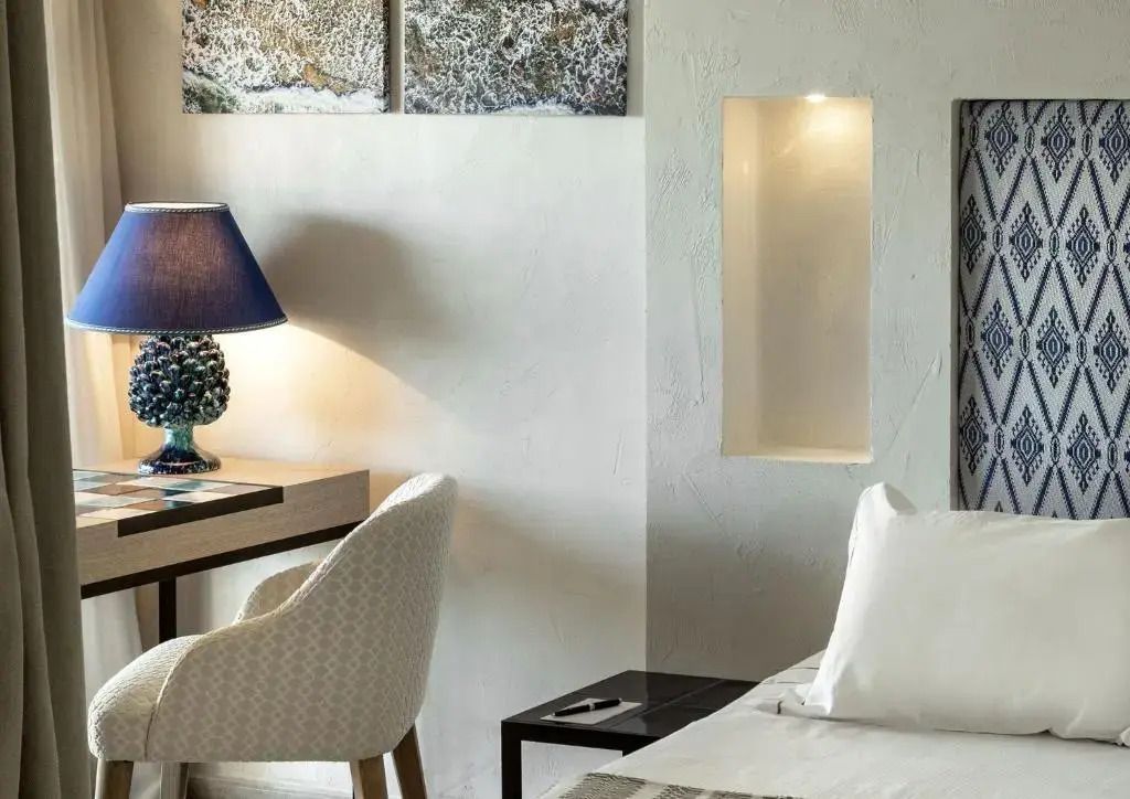 Schreibtisch mit stilvoller Lampe und bequemen Stühlen in einer Suite