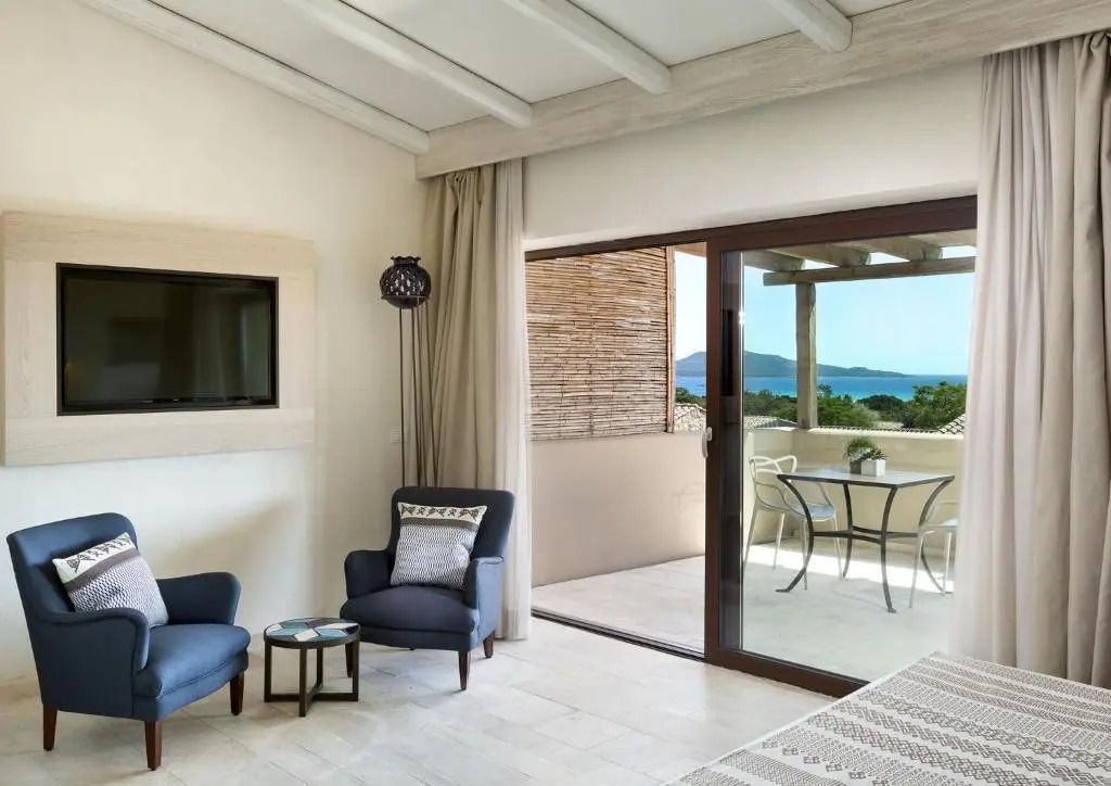 Zimmerecke mit Sesseln und Blick auf Balkon und Meer in einer Junior-Suite