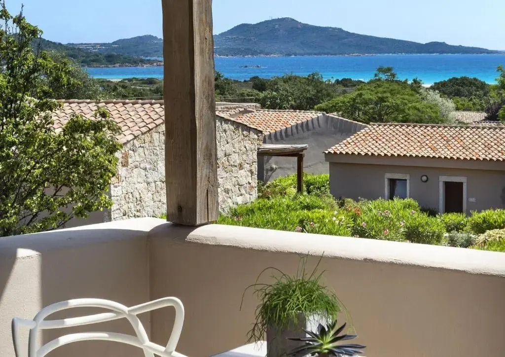 Balkon mit Pflanzen und weitem Blick auf die Bucht und Berge
