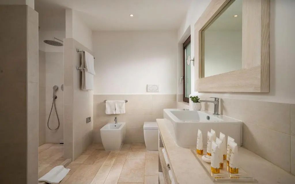 Modernes Badezimmer mit eleganter Ausstattung und natürlichem Licht