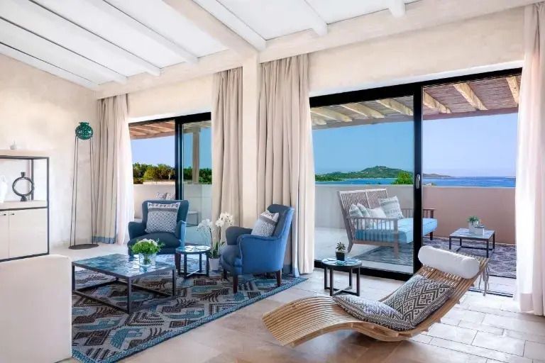 Geräumiger Wohnbereich der Maddalena Suite mit komfortablen Möbeln und Meerblick