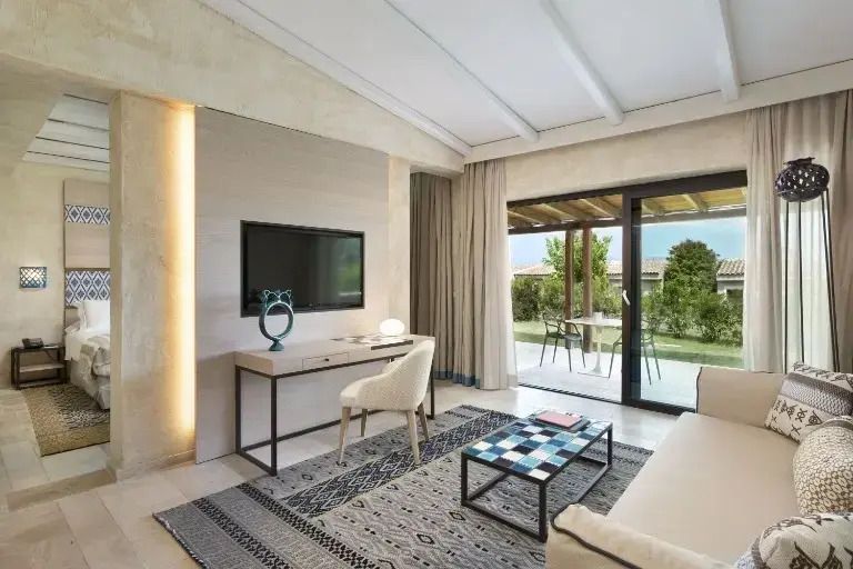 Moderne Wohnbereich mit Sofa und großem Fenster zur Terrasse.