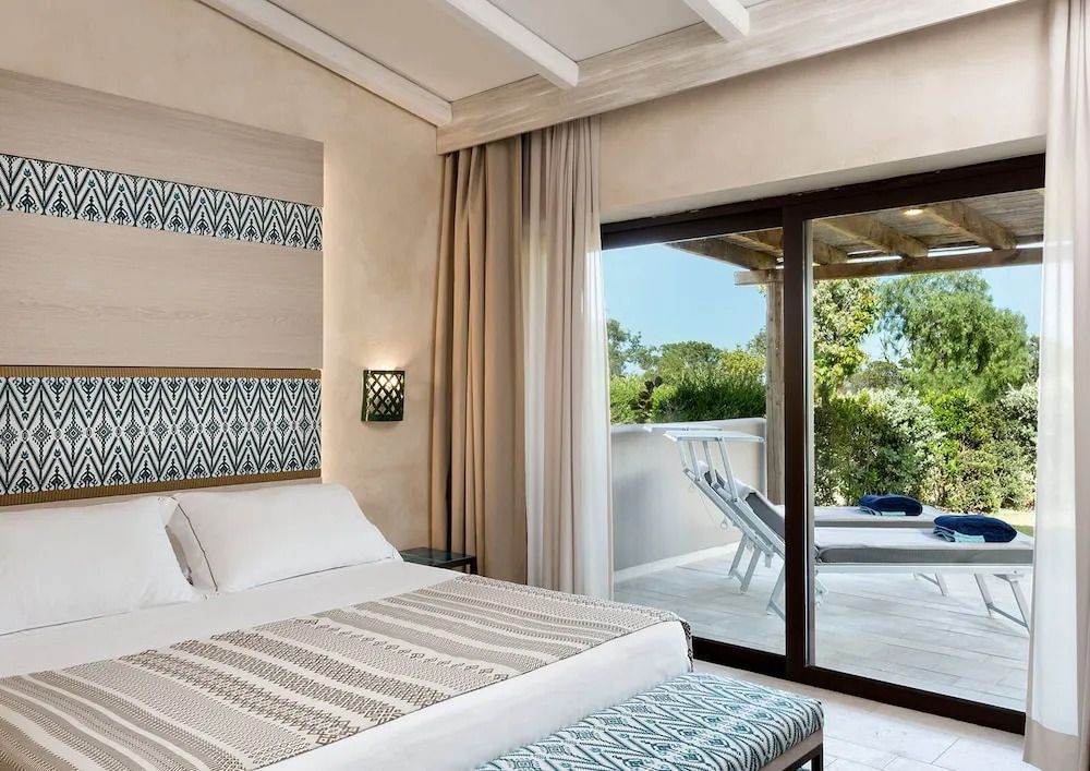 Helles Superior Zimmer mit Balkon und modernem Dekor
