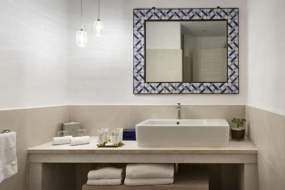 Badezimmer mit modernem Waschbecken und dekorativem Spiegel