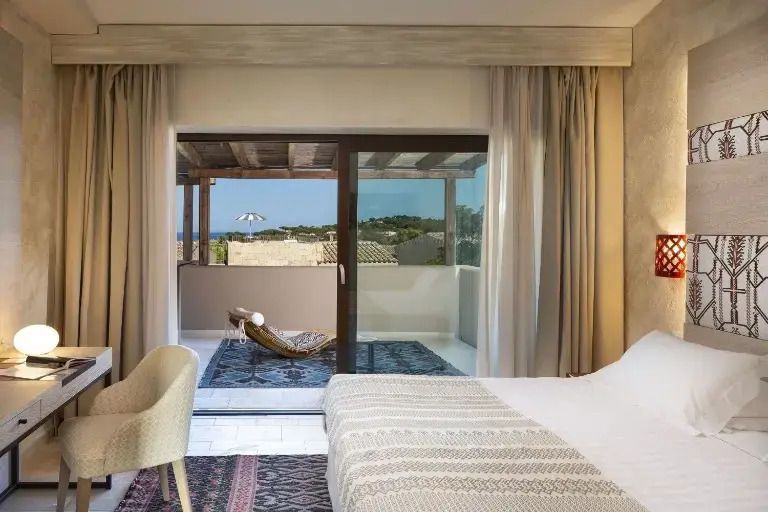 Modernes Schlafzimmer mit Zugang zu privater Terrasse und Blick ins Grüne