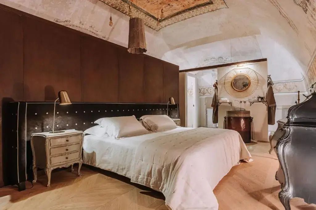 Elegantes Schlafzimmer mit Doppelbett und antiken Möbeln im Paragon 700 Boutique Hotel