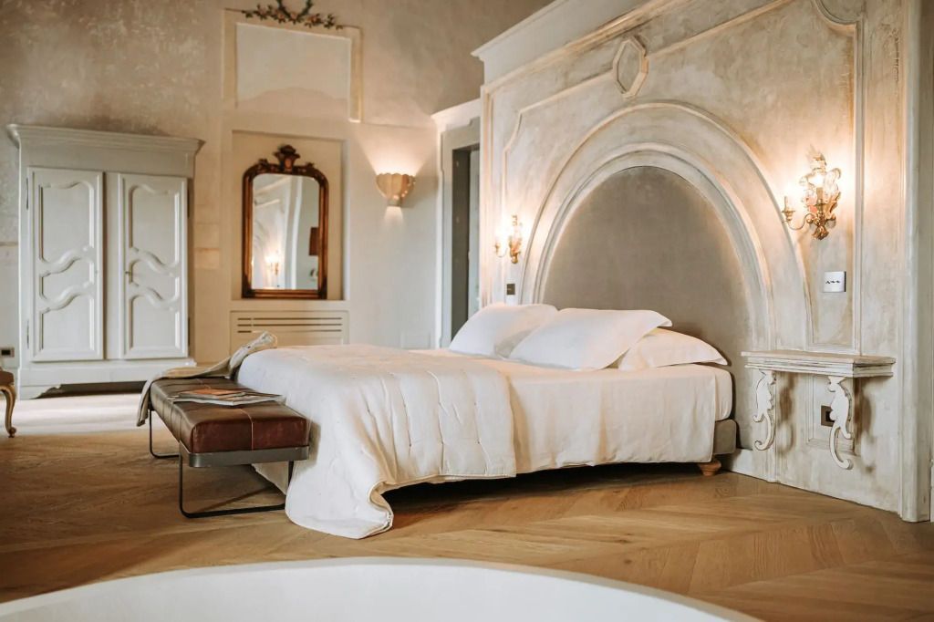 Elegantes Schlafzimmer in der Paragon Doppel Suite mit dekorativem Wandrelief und Luxusbett