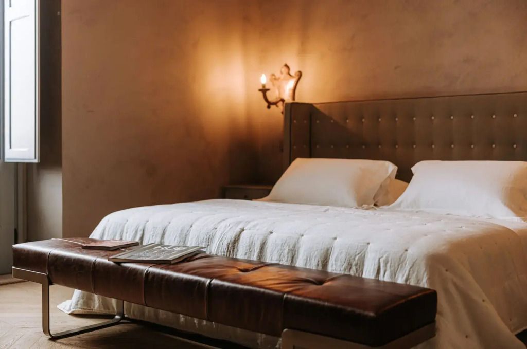 Gemütliches Schlafzimmer mit beleuchtetem Kronleuchter und luxuriösem Doppelbett.