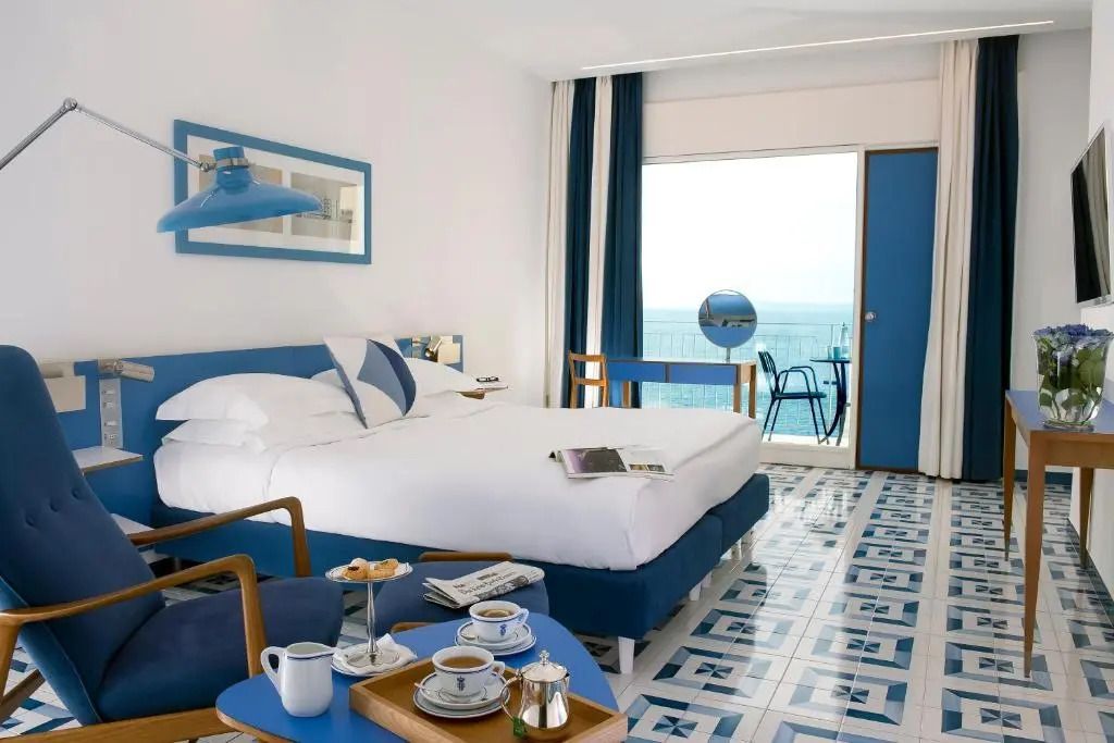 Luxuszimmer mit Meerblick und elegantem Tablett mit Frühstückssnacks