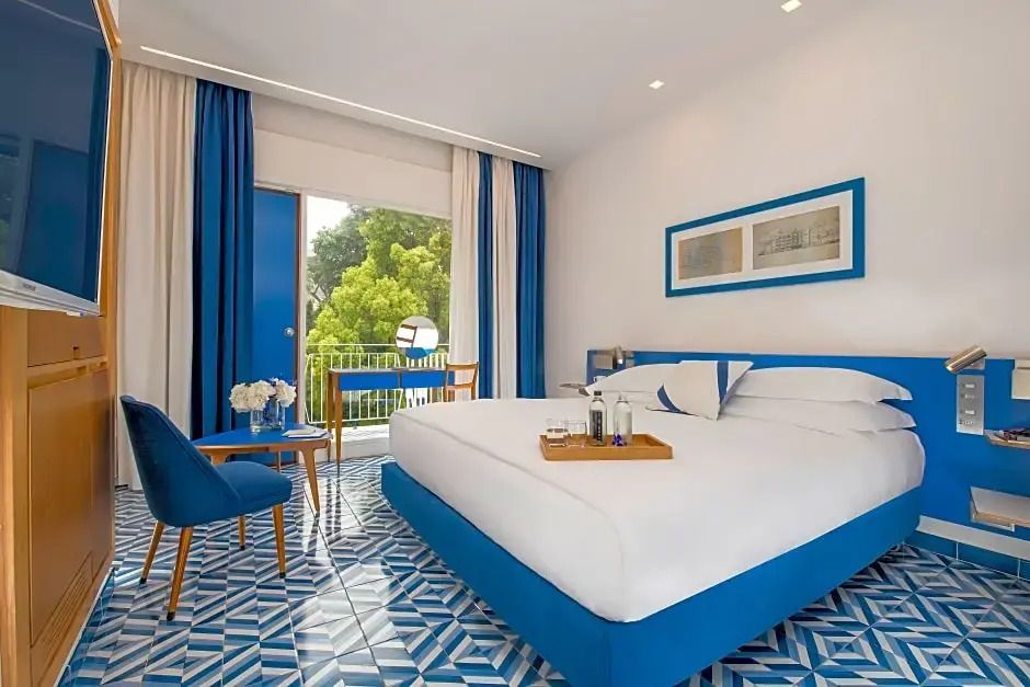 Stilvolles Doppelzimmer mit Parkblick und Designermöbeln