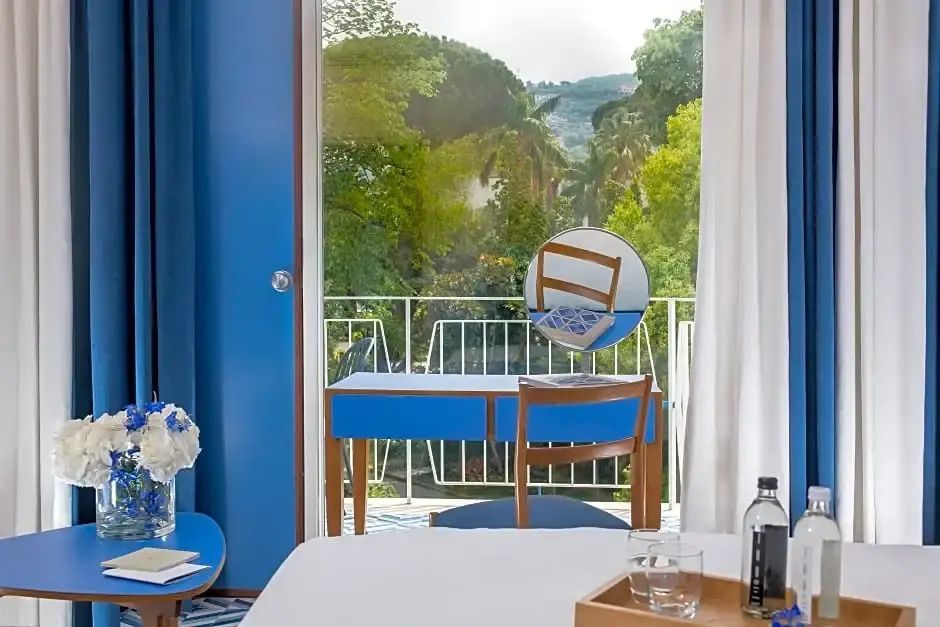 Blick auf den Balkon mit Tisch und Stuhl sowie Parklandschaft