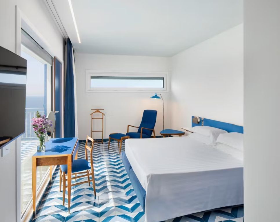 Helles Zimmer mit blauen Akzenten und Meerblick