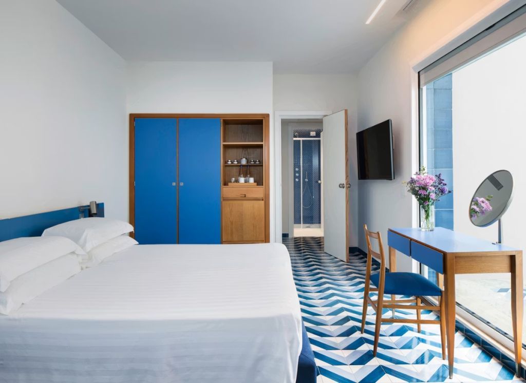Modernes Hotelzimmer mit Schrank und Schreibtisch