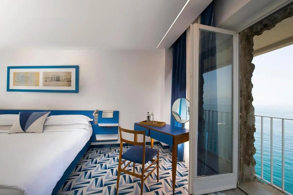 Helles Zimmer mit Arbeitsbereich und Blick auf das Meer