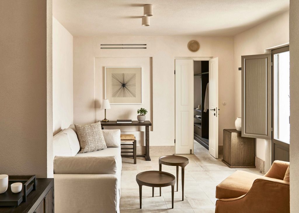 Elegantes Wohnzimmer einer Suite mit bequemer Couch und stilvollen Möbeln auf Paros