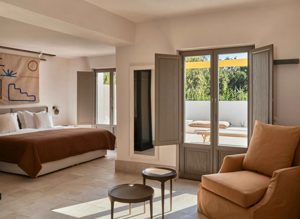 Geräumiges Schlafzimmer in einer Suite mit Doppelbett und Zugang zur Terrasse auf Paros