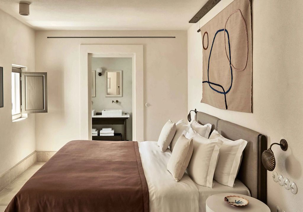 Luxuriöses Schlafzimmer einer Suite mit kunstvollem Wandbehang und elegantem Dekor