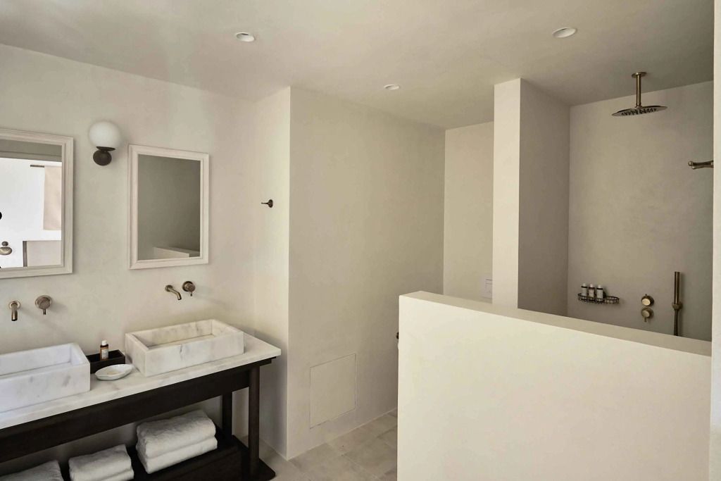 Modernes Badezimmer mit Waschtisch und minimalistischem Design in einer Suite
