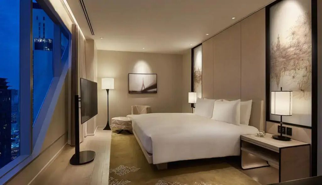 Elegantes Schlafzimmer der Diplomat Doppel Suite im Park Hyatt Bangkok mit modernem Design
