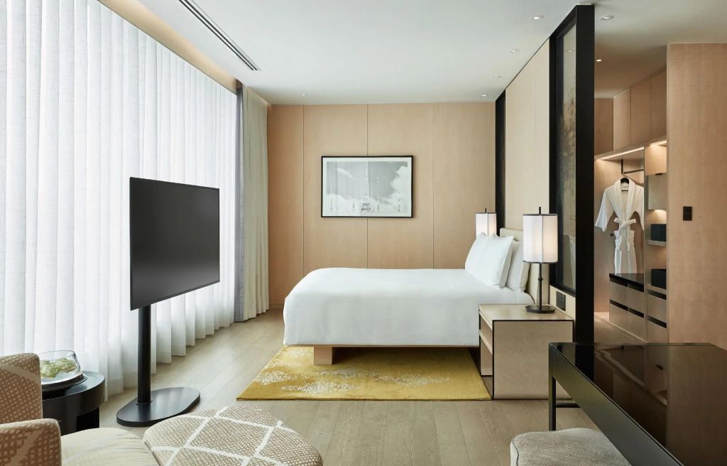 Helles Doppelzimmer im Park Hyatt Bangkok mit minimalistischer Einrichtung