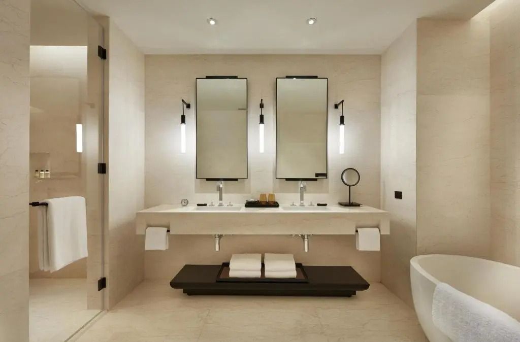 Luxuriöses Badezimmer mit Doppelwaschbecken und Badewanne im Park Hyatt Bangkok