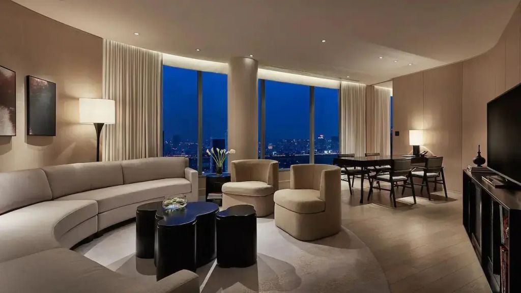 Elegante Suite mit Blick auf die Stadt bei Nacht und moderner Einrichtung