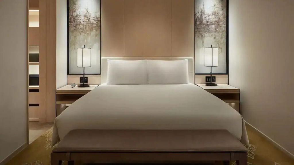 Luxuriöses Doppelbett in stilvoll gestaltetem Schlafzimmer mit raffinierter Beleuchtung
