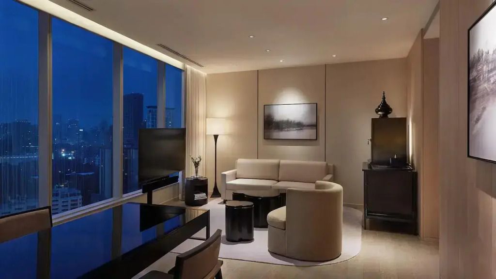Geschmackvoll eingerichtetes Wohnzimmer mit eleganter Sitzecke und urbanem Ausblick