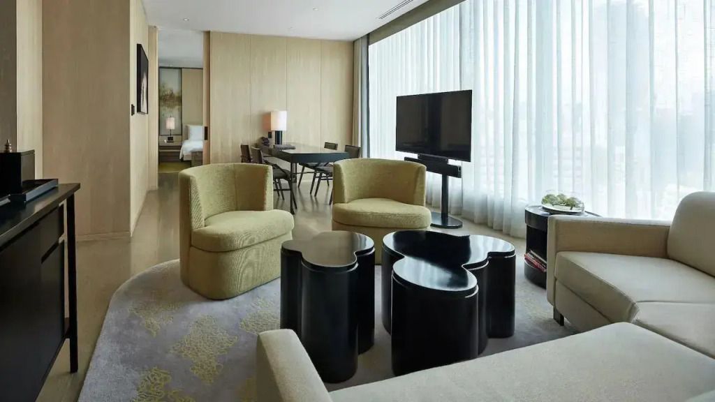 Geräumiges Wohnzimmer mit stilvoller Möblierung und modernem Design