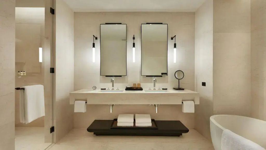 Luxuriöses Badezimmer mit Doppelwaschbecken und moderner Beleuchtung