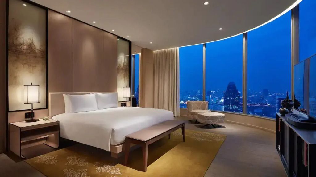 Präsidenten Suite mit Doppelbett und Panoramablick auf die Stadt bei Nacht