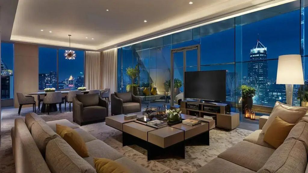 Luxuriöser Wohnbereich der Präsidenten Suite mit großem Fernseher und Stadtblick