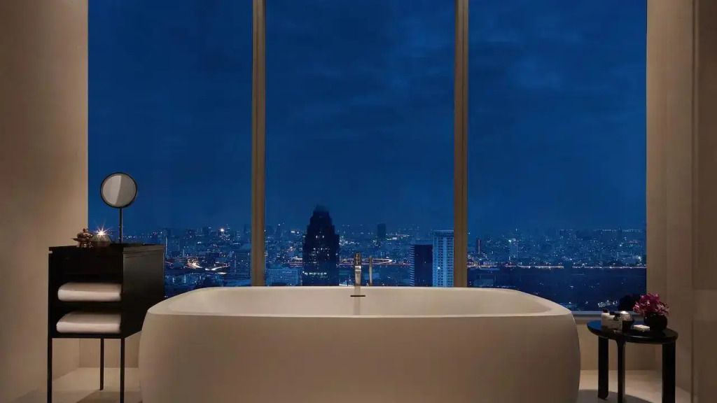 Moderne freistehende Badewanne mit atemberaubendem Blick über die Stadt