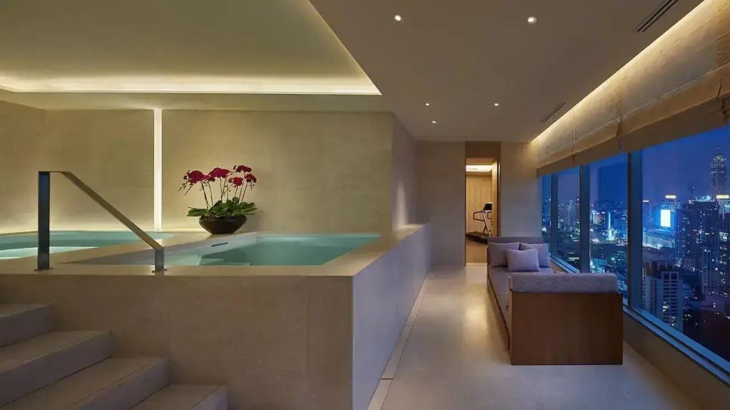 Privater Entspannungsbereich mit Indoor-Pool und Beleuchtung