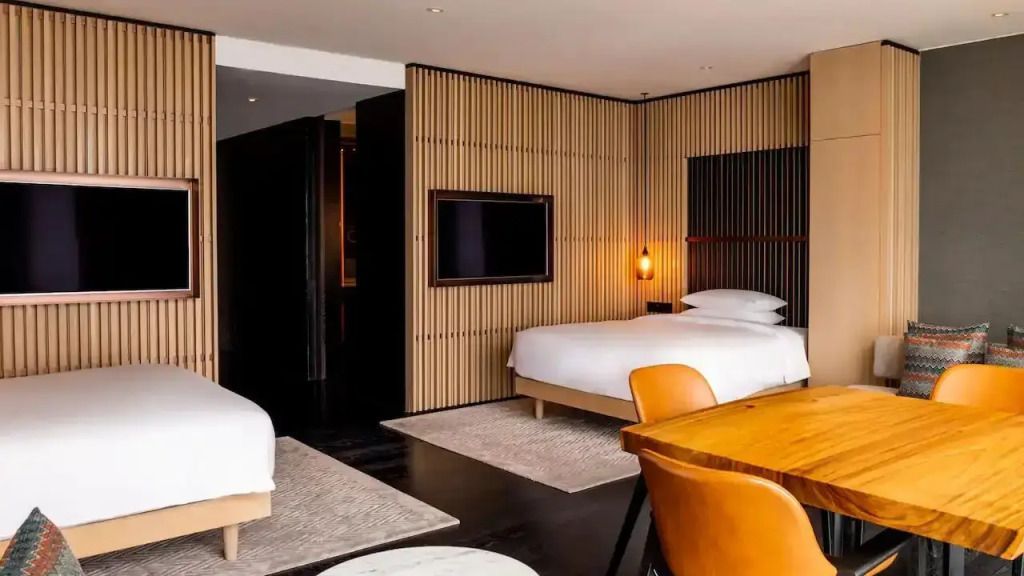 Modernes Deluxe Doppelzimmer mit zwei Einzelbetten und stilvollem Design