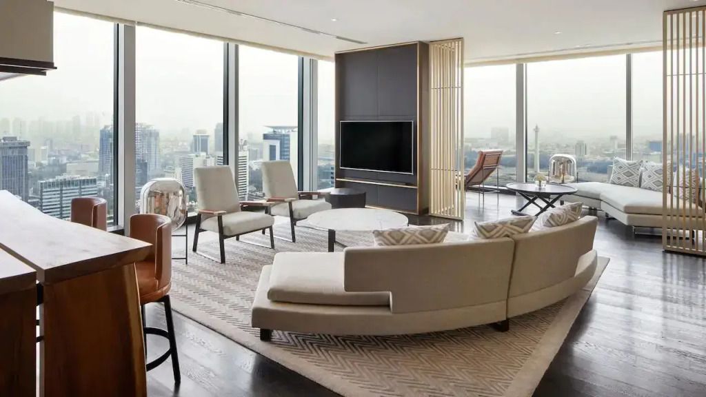 Helles Wohnzimmer mit modernen Möbeln und Panoramafenstern mit Stadtblick